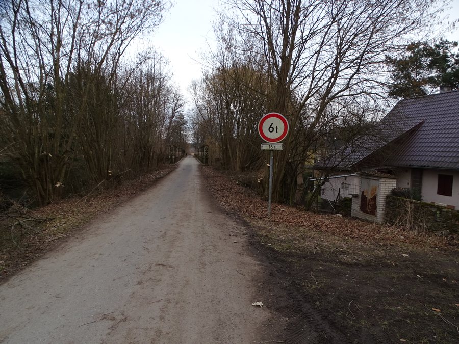 File:Divišov, Radonice, příjezd k soběšínskému mostu.jpg