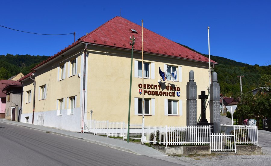 File:Podkonice, Slovakia - municipal office.jpg