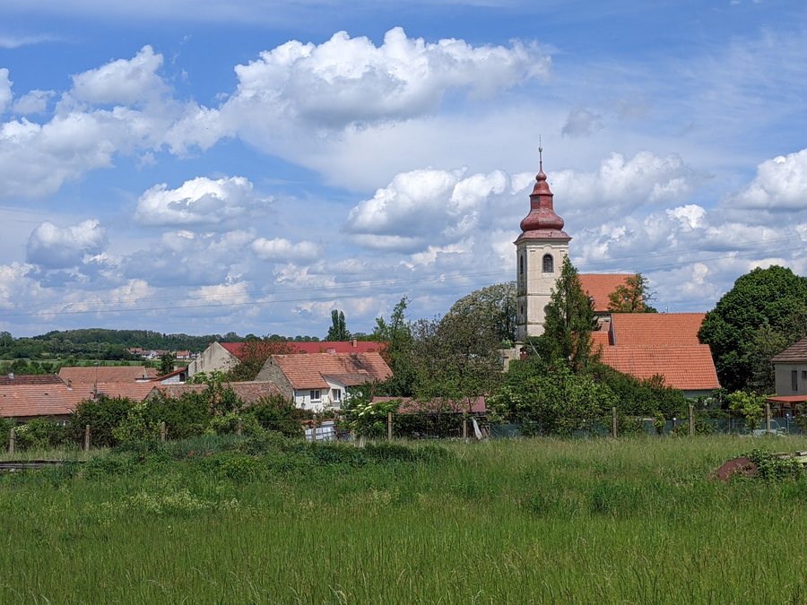 File:Kostomlaty pod Řípem - celkový pohled na jádro vsi od západu, od nádraží (květen 2024).jpg