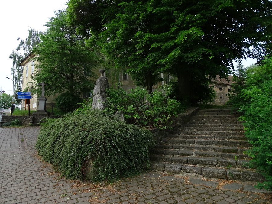 File:Ořech, Husova mohyla a schodiště.jpg