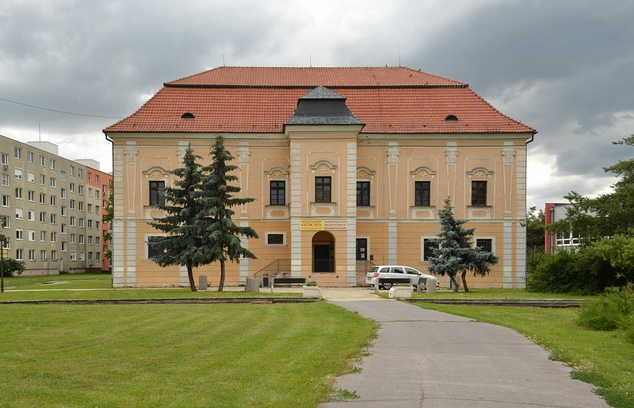 File:Manor in Galanta (Galánta).jpg