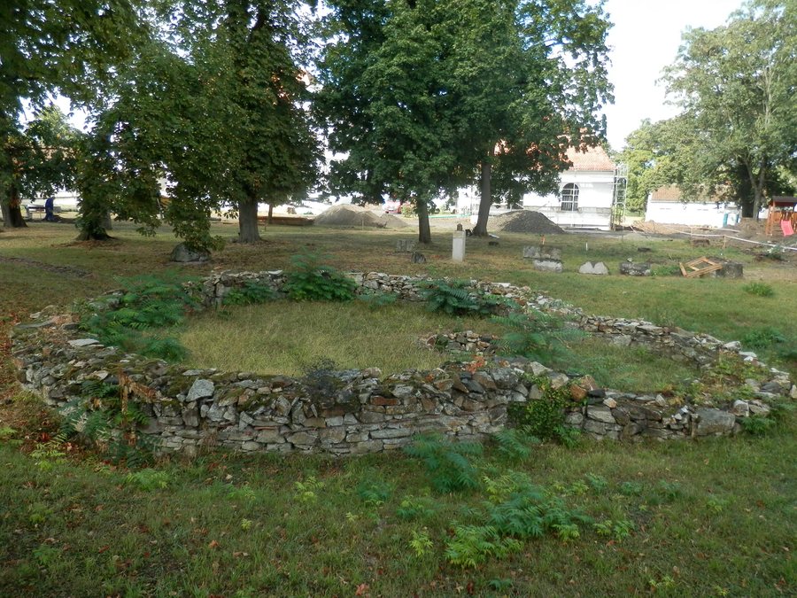File:Areál kaštieľa (Michalovce) Slovakia.JPG