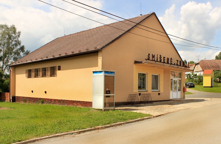 File:Okrouhlá Radouň, small shop.jpg