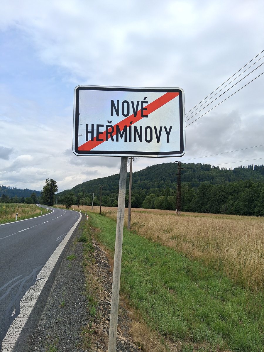 File:Nové Heřminovy - konec obce.jpg