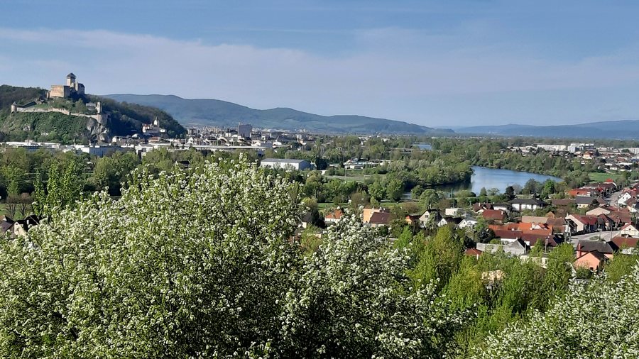 File:Diaľničné odpočívadlo Zamarovce - Dolné kúty. 25 Slovakia 2.jpg