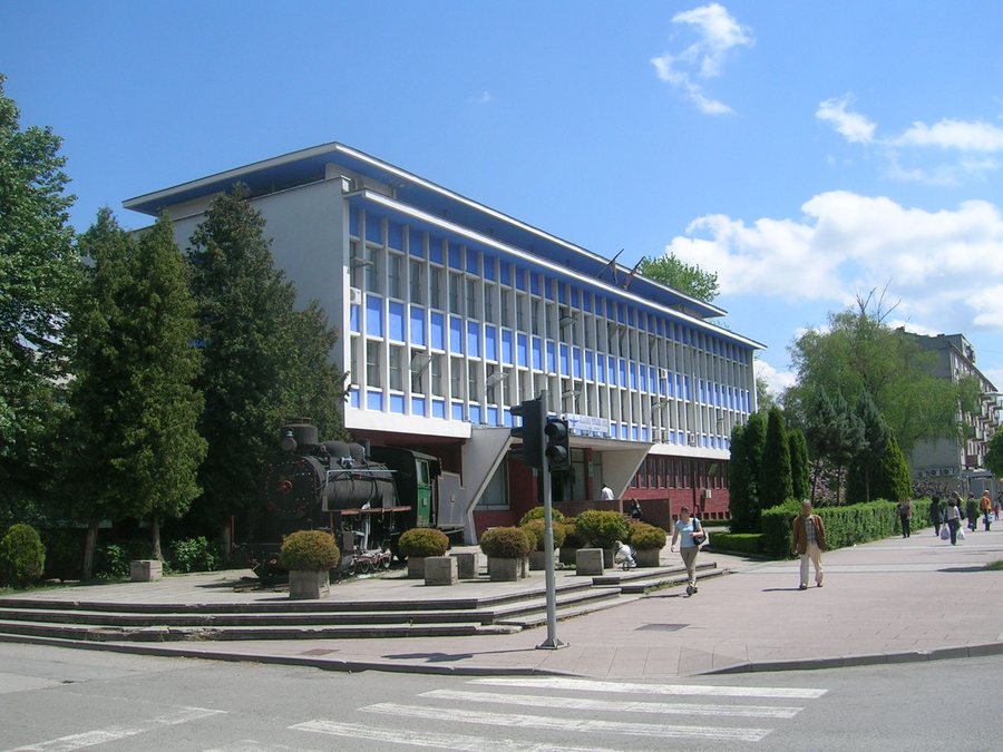 File:JŽ-19-37-in-May-2012-in-Doboj 03.jpg