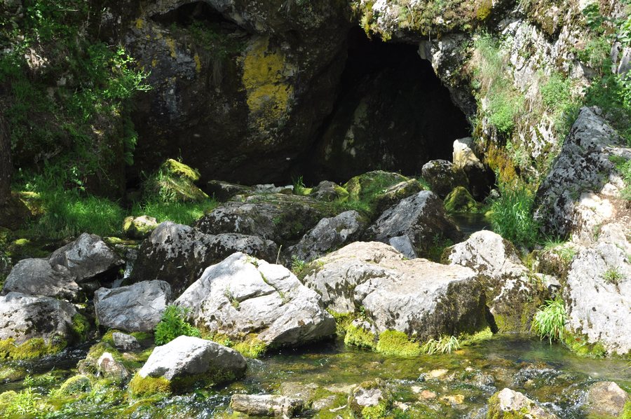 File:RO MH Peștera Isverna.JPG