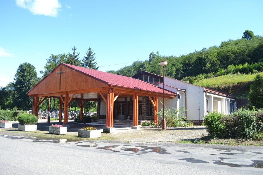 File:Mučín - Dom smútku.jpg