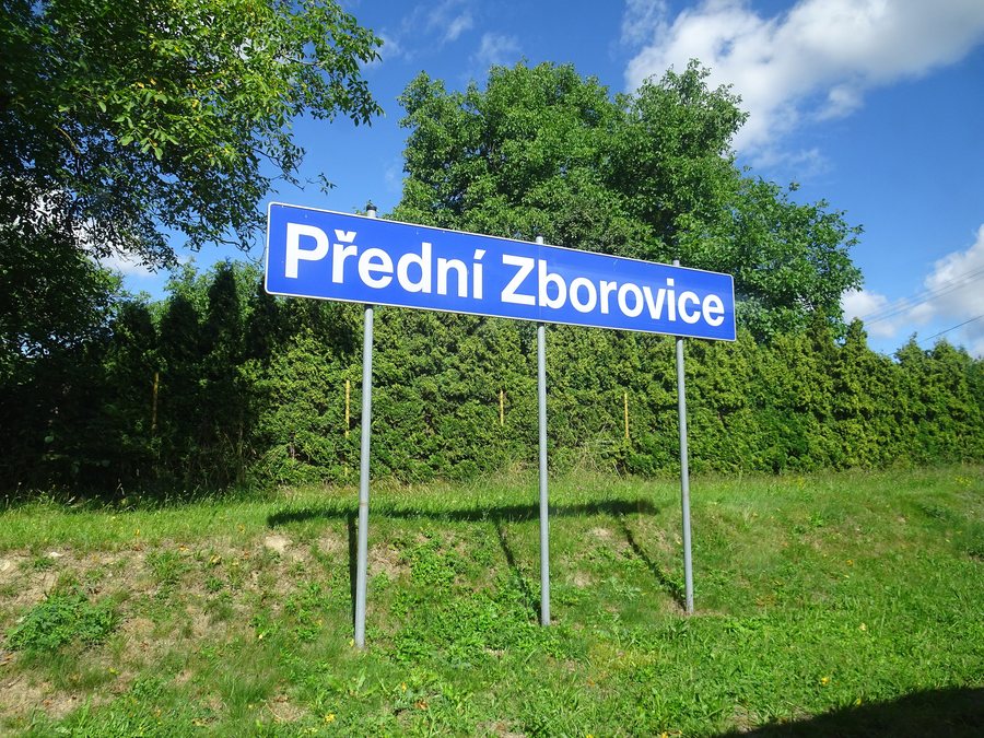 File:Přední Zborovice, železniční zastávka (1).jpg