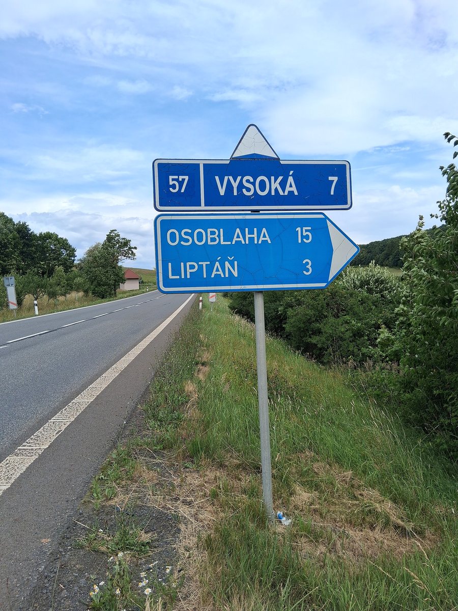 File:Směrová tabule, Třemešná, I57.jpg