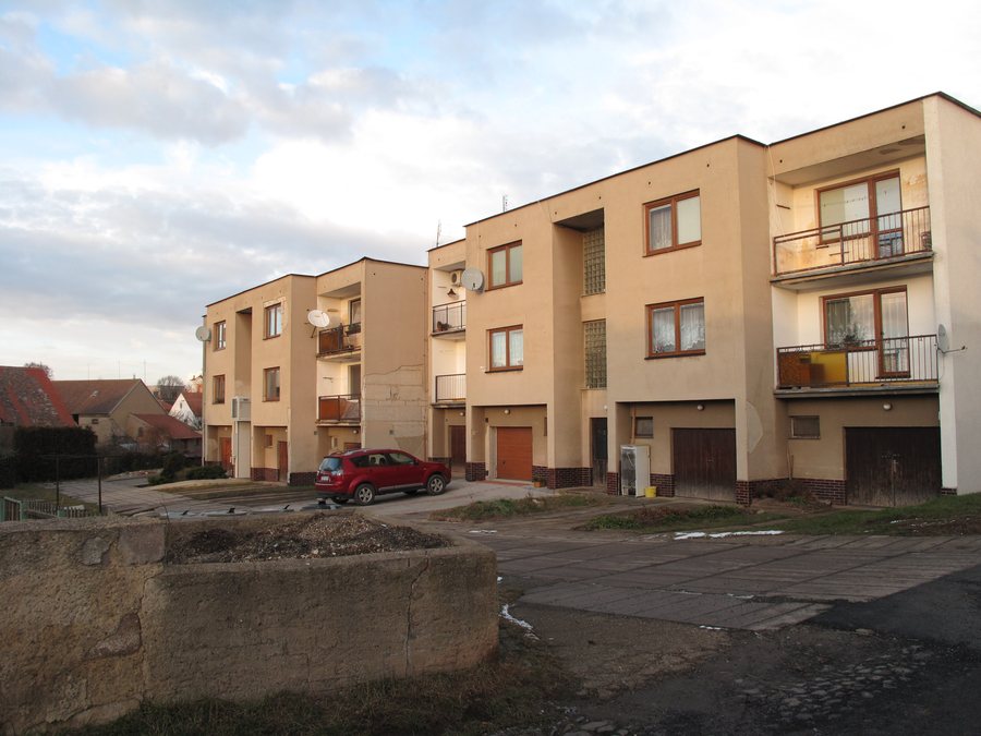 File:Hořešovice, bytovky.jpg
