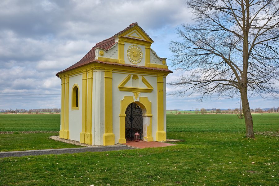 File:Vokov (Třebeň) kaple svaté Máří Magdaleny duben 2022 (1).jpg