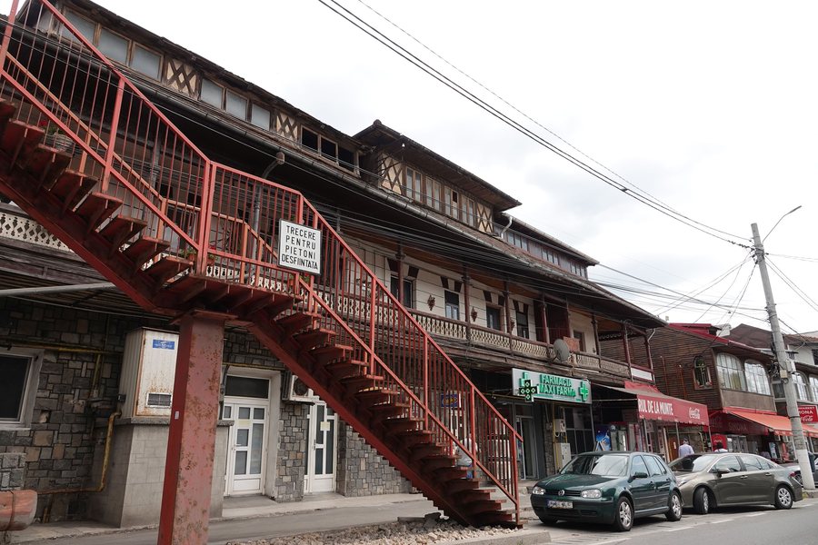 File:Casa cu parter comercial Al. Negulescu (Comarnic).01.jpg