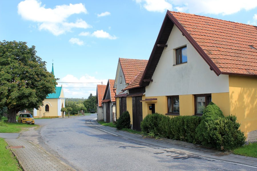 File:Nová Ves u Jarošova, main street.jpg