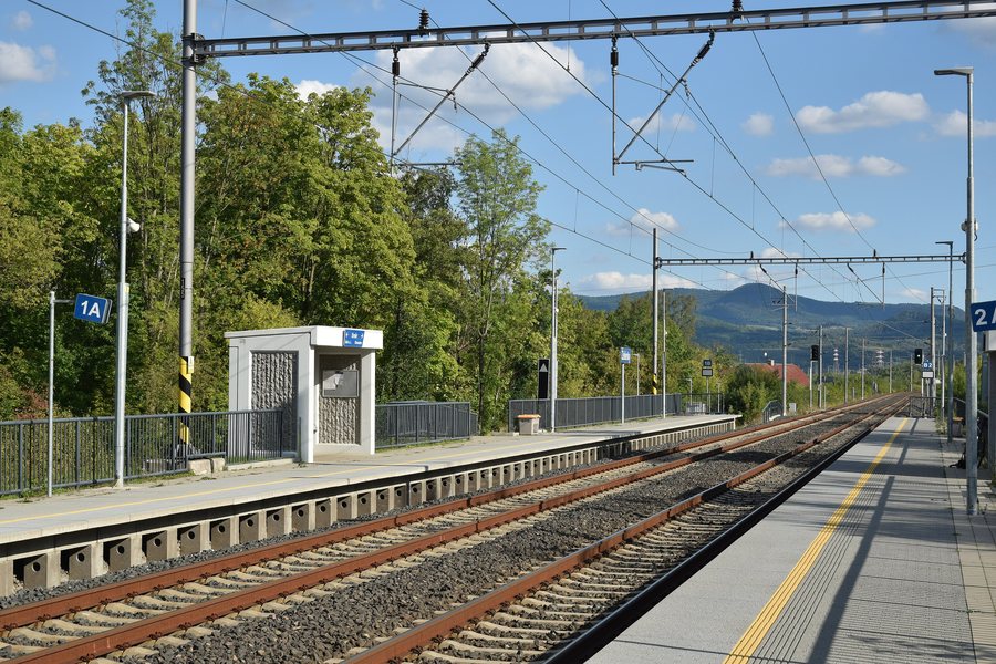 File:Zabrušany 2025-09-07 Železniční zastávka Želénky.jpg