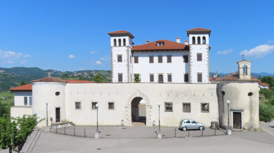 File:Dobrovo Brda Slovenia - castle.jpg