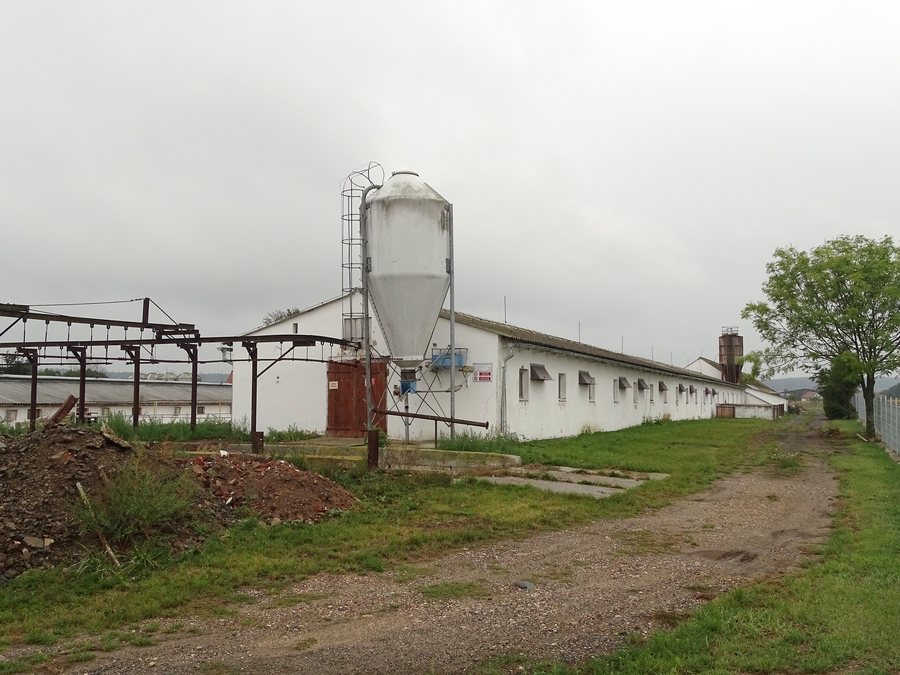File:Výrov, zemědělský areál Kralovická zemědělská a.s..jpg