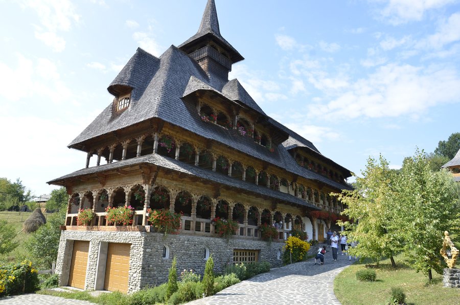 File:Mănăstirea Bârsana Maramures Romania - vedere interioara.JPG