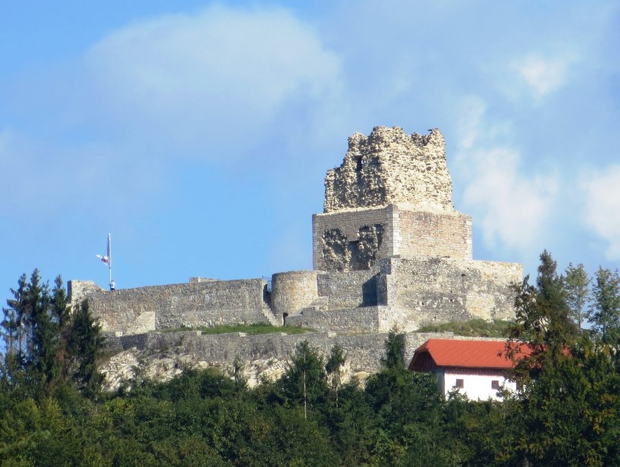 File:Smlednik Castle Slovenia.JPG