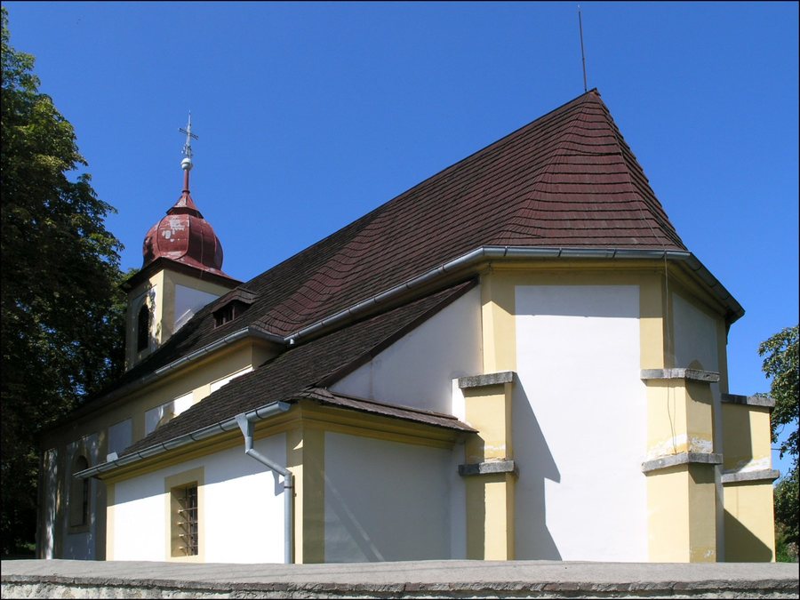 File:Tis u Blatna - kostel Povyseni sv. Krize.jpg