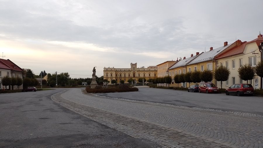 File:Slezské Rudoltice, náměstí 01.jpg