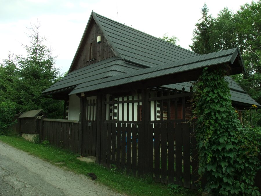File:Zrubový ľudový dom č. 10, Srňacie, Dolný Kubín, Slovensko 01.jpg