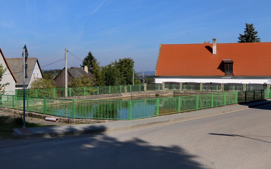 File:Batelov, Rácov, fire reservoir 2.jpg