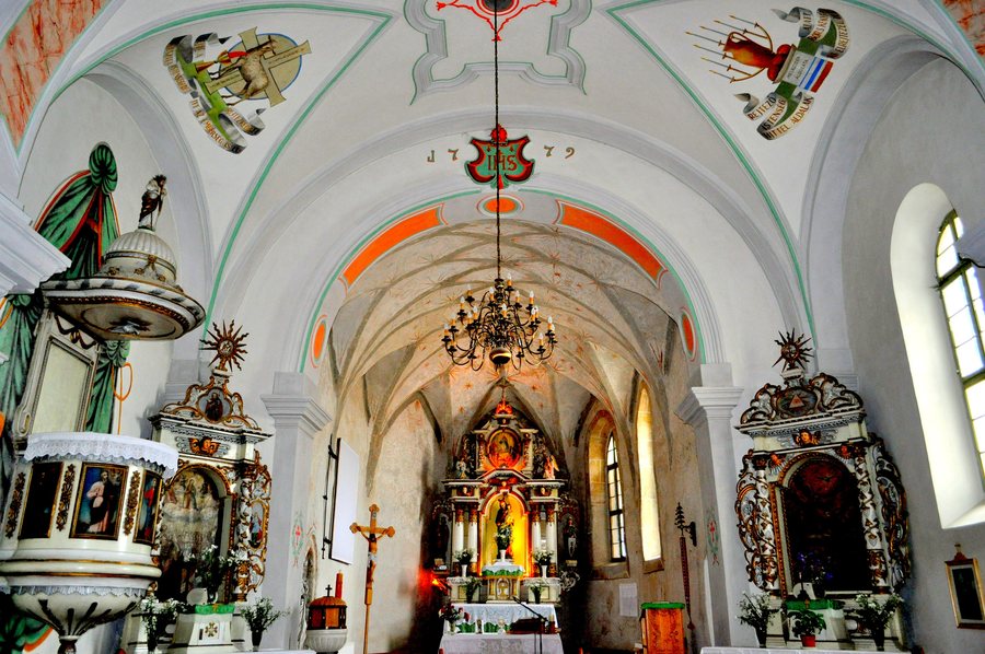 File:Biserica romano-catolică din Lăzarea (5).jpg