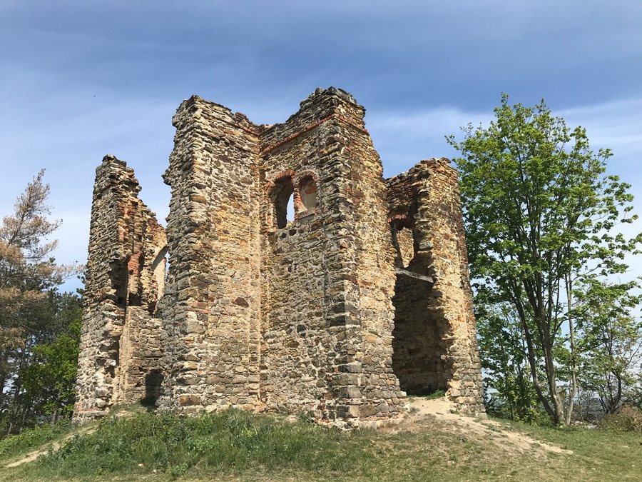 File:Overview 2 of ruins of chapel of Exaltation of the Holy Cross in Bříství, Nymburk District.jpg