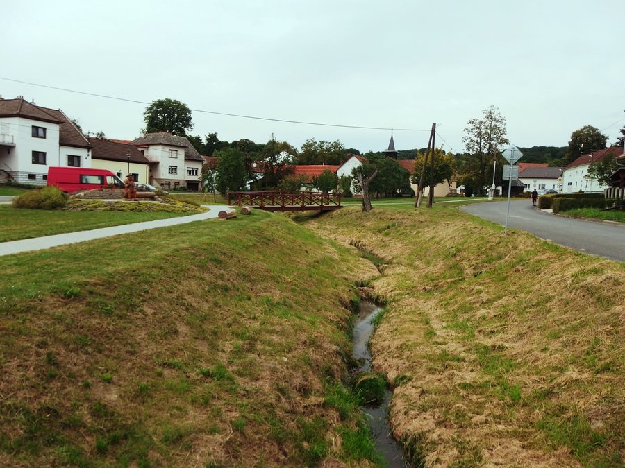 File:Dobrkovice, potok Holomňa.jpg