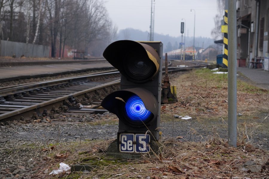 File:2025-12-05, Dwarf railway signal, Vratimov.jpg