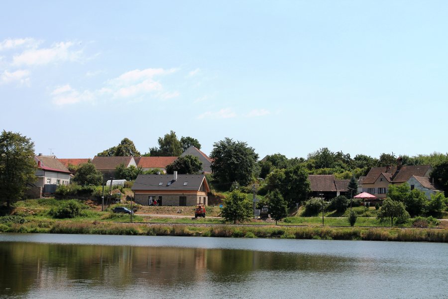 File:Černíč, pohled přes rybník (2013-07-24; 01).jpg