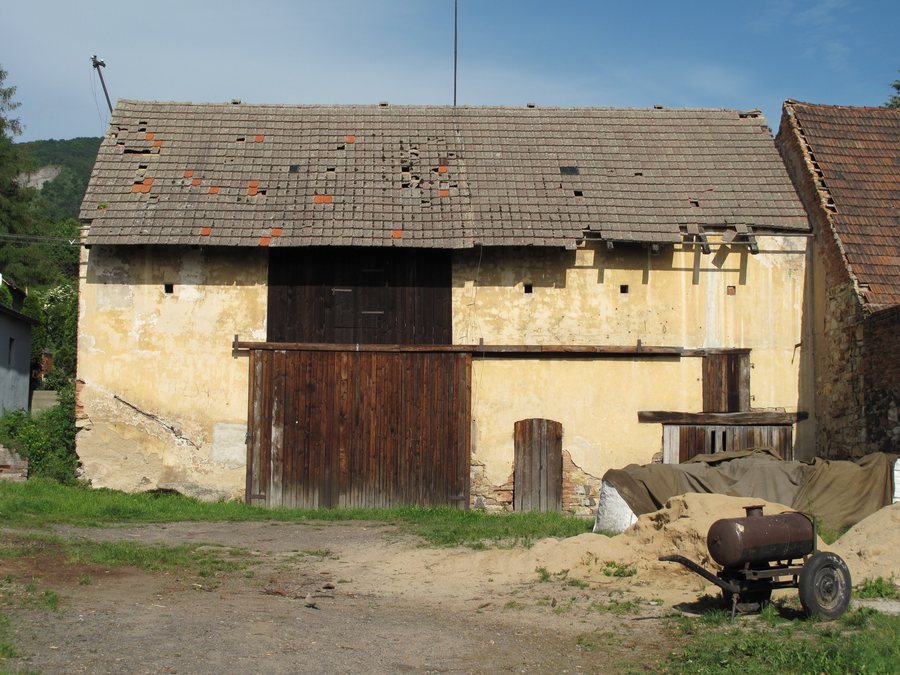 File:Prackovice nad Labem, stodola.jpg