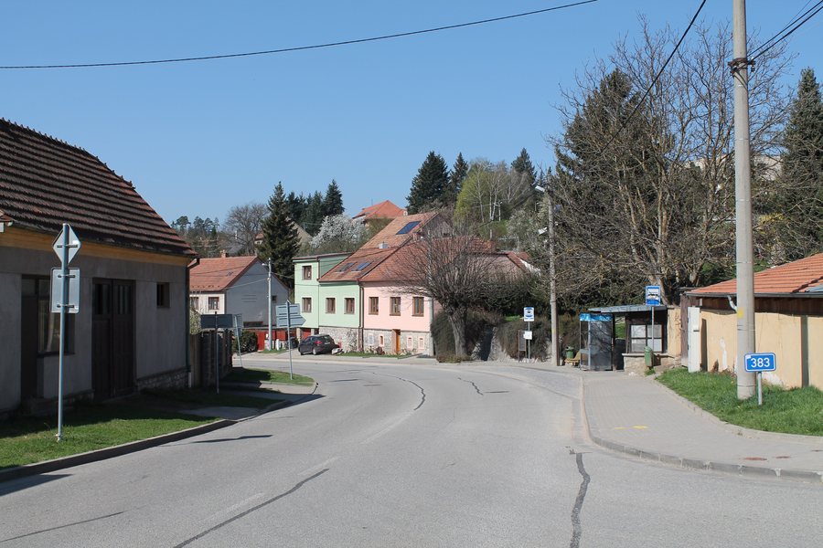 File:Kanice, náves (2017-04-10; 03).jpg