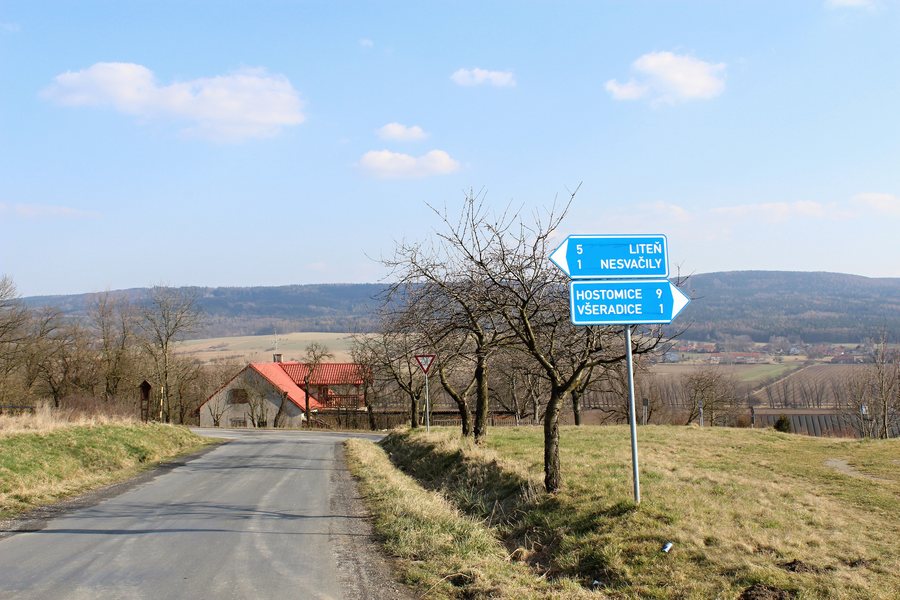 File:243 Všeradice V před křižovatkou od Nesvačil.JPG