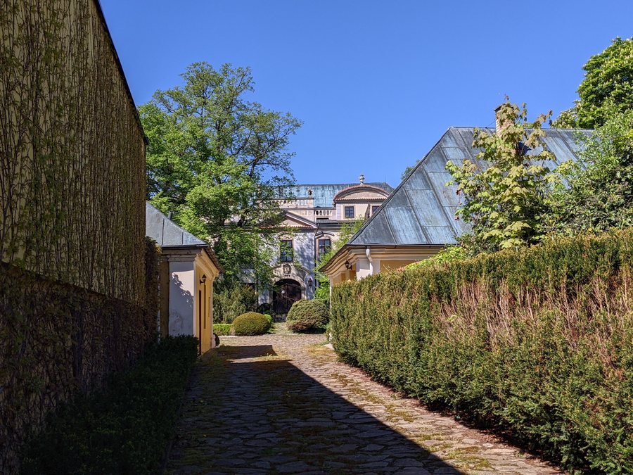 File:Konárovice - areál zámku (stav duben 2025) (2).jpg