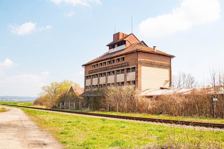 File:Dolní Roveň - bývalá sušárna čekanky.jpg