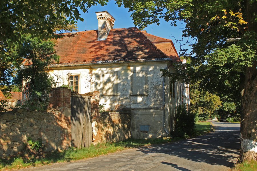 File:Řečice castle in Řečice, west view.jpg