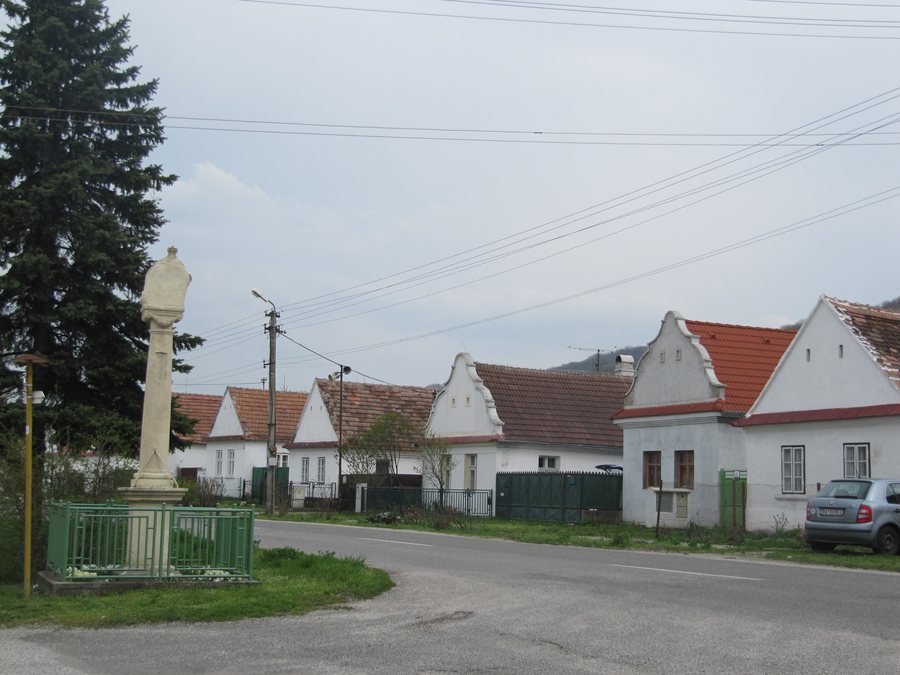 File:Plavecký Peter, náves.jpg