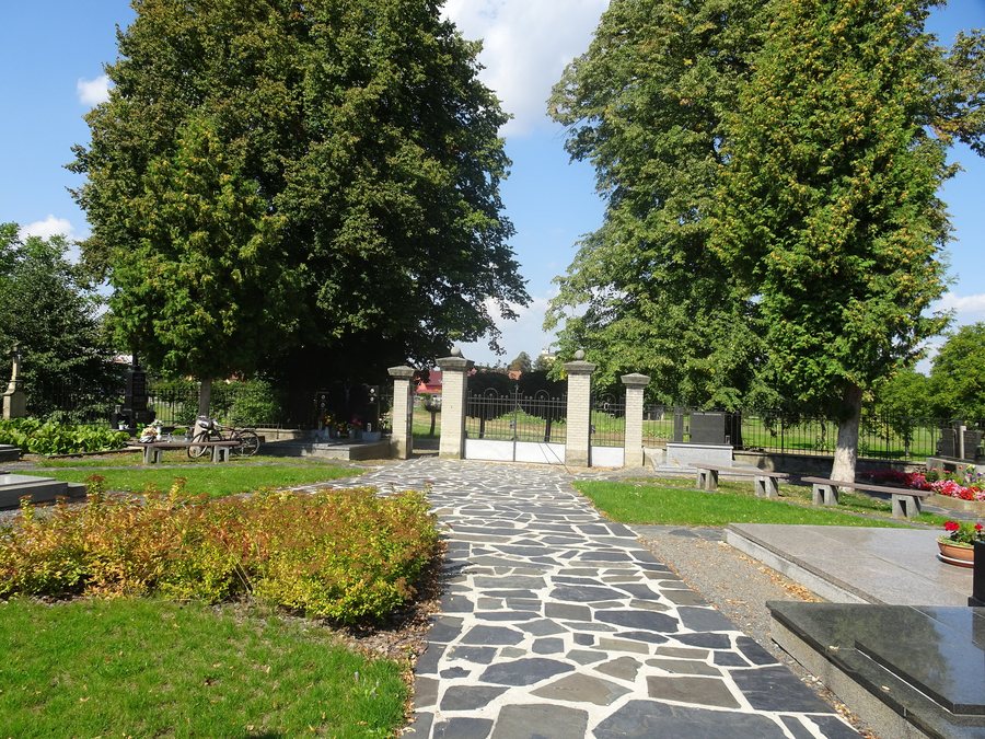 File:Věrovany, hřbitov, brána.jpg