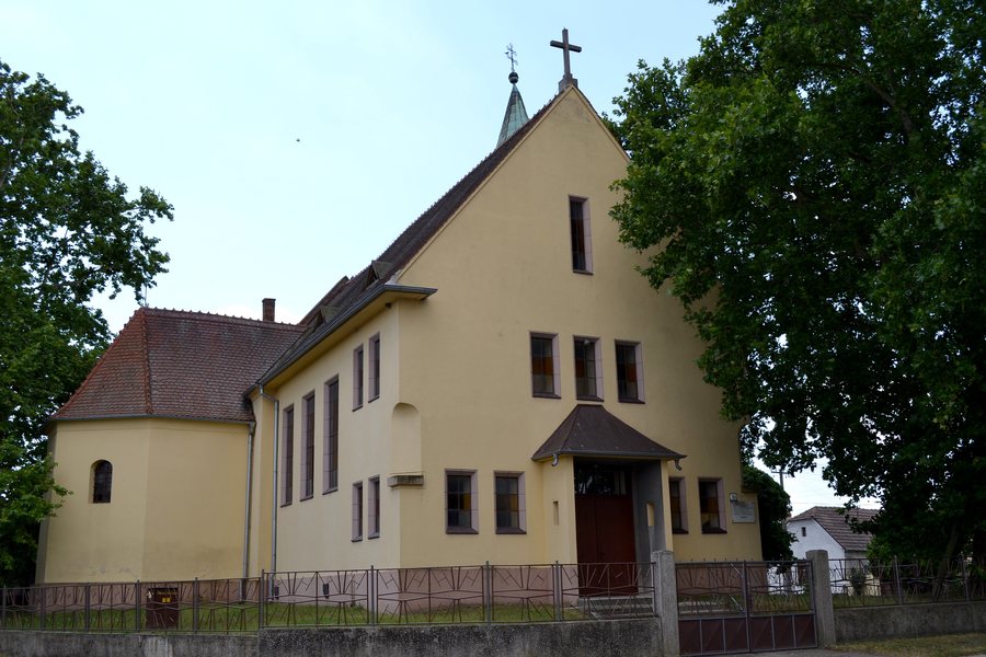 File:Veľká Paka kostol 01.jpg