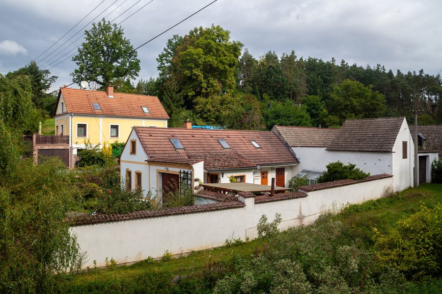 File:Břehy (Týn nad Vltavou), domy (2021).jpg