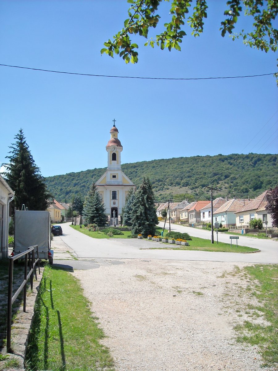File:Roman Catholic church in Tardos, Hungary.jpg