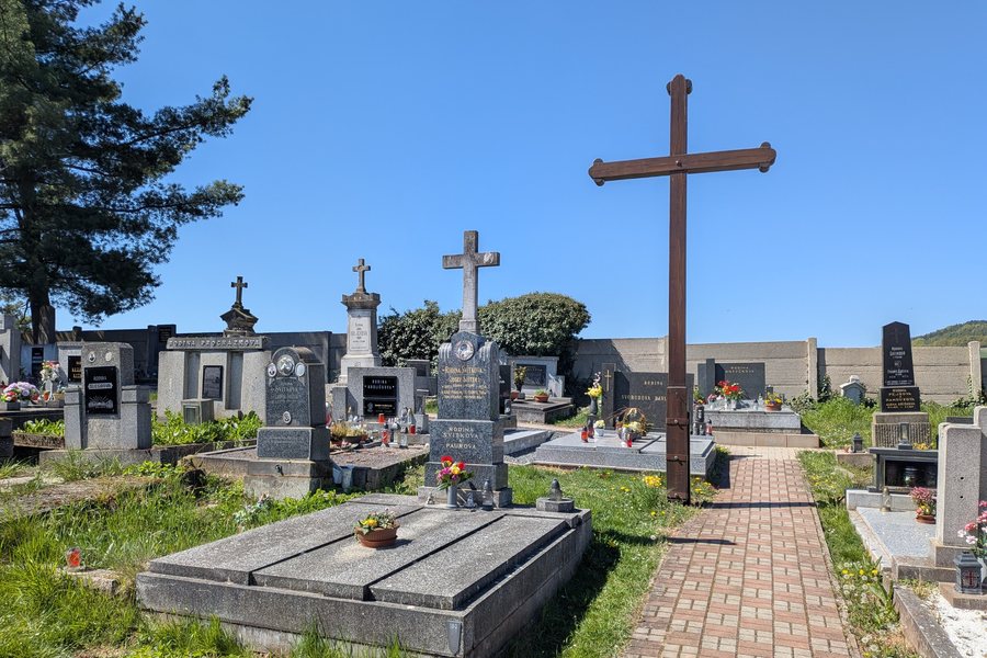 File:Pozdeň 2026-05-02 Hřbitov - kříž.jpg