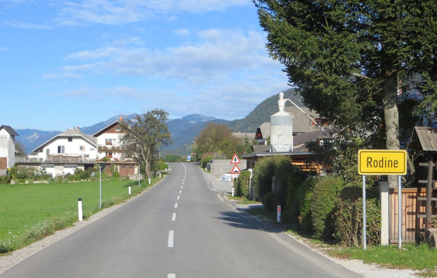 File:Rodine Zirovnica Slovenia.jpg