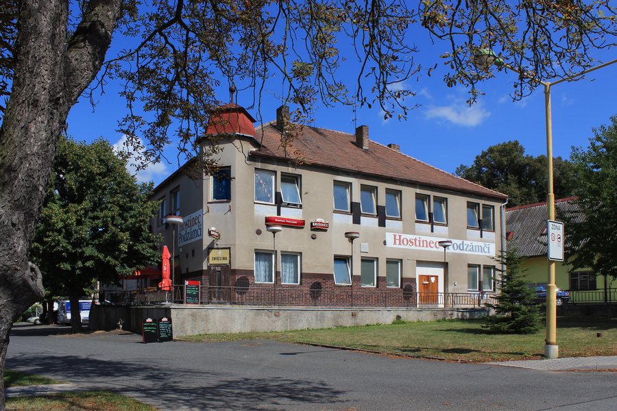 File:Dymokury, restaurant.jpg