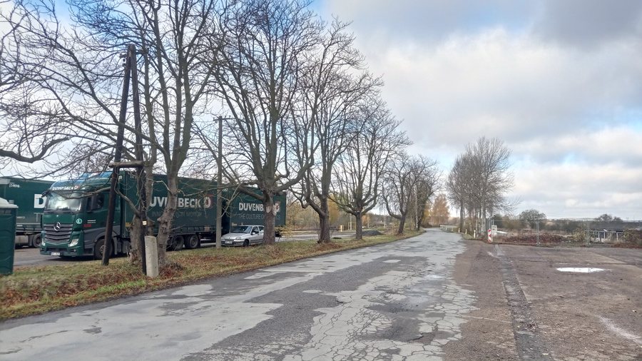 File:Nádražní u nádraží, směr na Újezd u Svatého Kříže.jpg