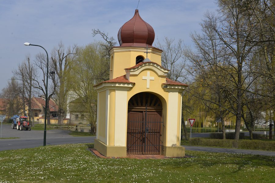 File:Chapel in Smolnice 01.jpg