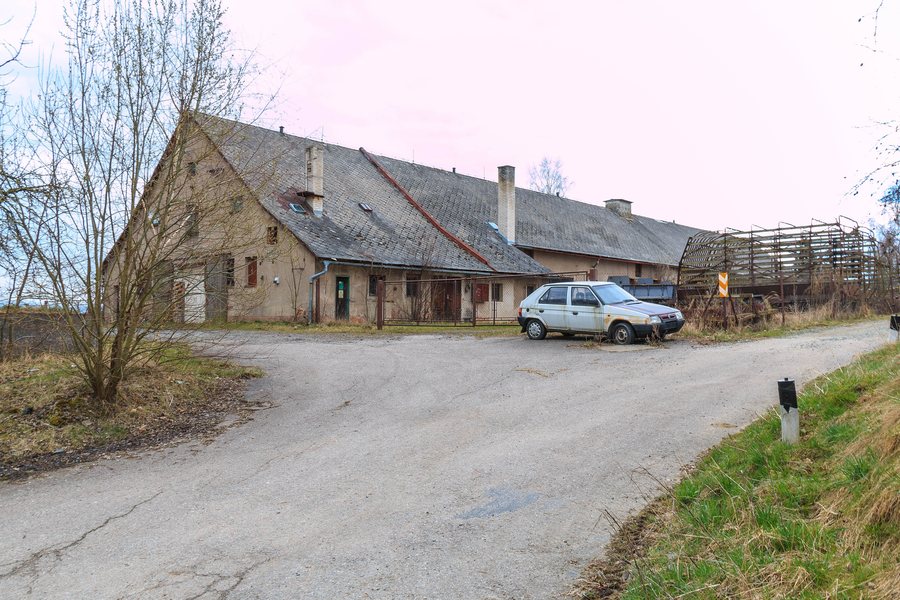 File:Lhota pod Hořičkami kravín.jpg