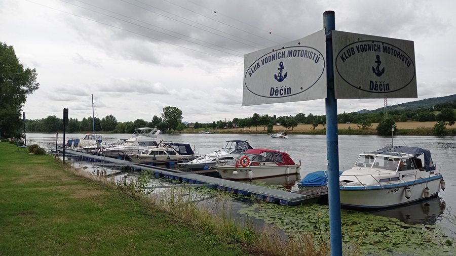 File:Velké Žernoseky, Klub vodních motoristů Děčín 01.jpg